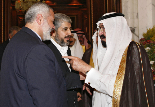 الملك عبد الله خلال استقبال مشعل وهنية في جدة (أ ف ب)