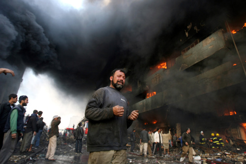 عراقيون عند موقع الانفجار المزدوج في سوق الشورجة في بغداد أمس (رويترز)