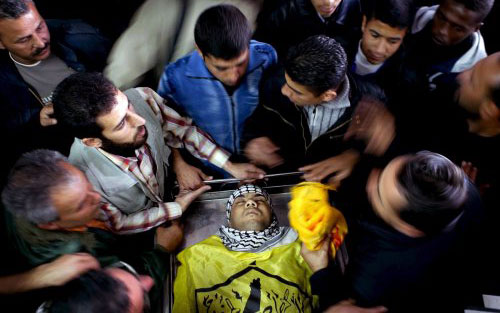 جثمان الشهيد محمّد السعيدي في مستشفى الشفاء في غزّة أمس (إي بي أي)