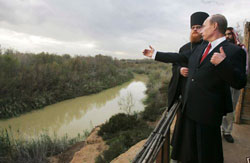 بوتين ورئيس الإرساليّة الأورثودوكسيّة في الأردن الأرشمندريت تيخون عند ضفاف نهر الأردن أمس (إي بي أي)