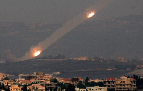 صواريخ أطلقها «حزب الله» بالقرب من صور خلال تمّوز الماضي (أ ب)