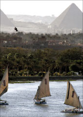 قوارب في النيل قبالة أهرامات الجيزة أمس (أ ب)