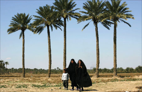 عراقيتان في جنوب شرق بغداد أمس (رويترز)