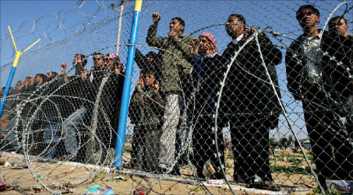 فلسطينيّون ينتظرون أقربائهم عند معبر رفح على الحدود المصريّة (أرشيف - أ ف ب)