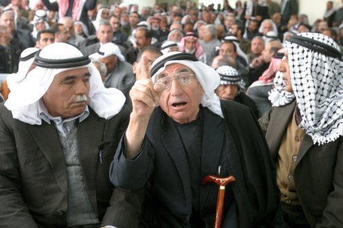 وجهاء فلسطينيّون خلال اجتماع مع قادة أمنيّين في جامعة الخليل أمس (إي بي أي)