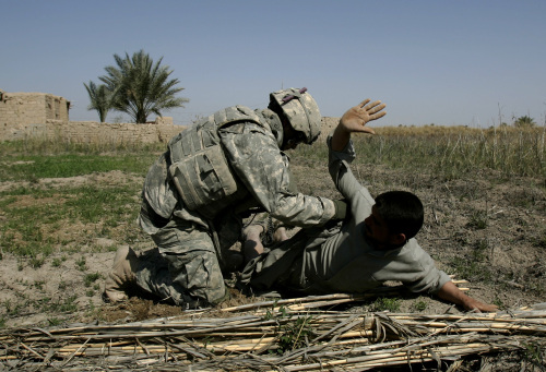 جندي أميركي يفتّش مشتبهاً به قرب المقداديّة شمال بغداد أمس (أ ب)