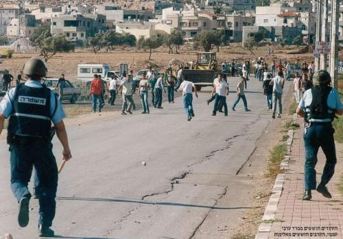 شباب من فلسطينيي الـ 48 في مواجهة مع الشرطة الإسرائيلية أثناء “هبة أكتوبر” عام 2000