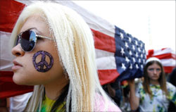 أميركيّة تشارك في احتجاج ضدّ الحرب على العراق في هوليوود في كاليفورنيا أوّل من أمس (رويترز)
