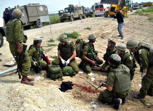 جنود الاحتلال بعد مواجهات مع عناصر من «حماس» عند حدود غزّة أمس (أ ب)