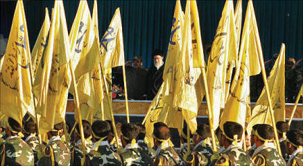 المرشد الاعلى للثورة الاسلامية الايرانية آية الله علي خامنئي خلال عرض عسكري (ارشيف ـ مهر)
