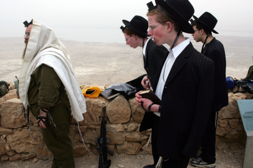 يهود متشدّدون يصلّون على هضبة ماسادا في فلسطين المحتلّة أمس (أ ف ب)