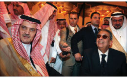 موسى والفيصل في الرياض أمس (رويترز)