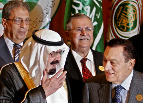 مبارك يتحدّث إلى عبدالله وفي الخلفيّة الطالباني وموسى قبيل افتتاح القمّة في الرياض أمس (أ ب)
