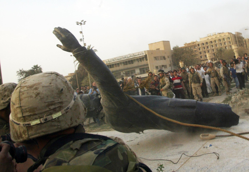 جنود أميركيّون يسقطون تمثالاً للرئيس العراقي السابق صدّام حسين بعد احتلال بغداد عام 2003 (رمزي حيدر -