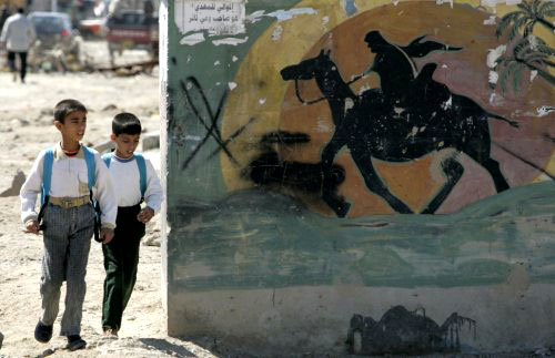 طفلان عراقيّان في بلدة الوردة جنوب بغداد الشهر الماضي (فابريسيو بينش - رويترز)