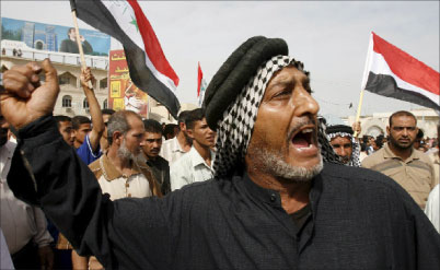عراقي يصرخ  خلال احتجاج ضدّ حاكم البصرة محمّد الوائلي أمس (حيدر الأسدي - إي بي أي)
