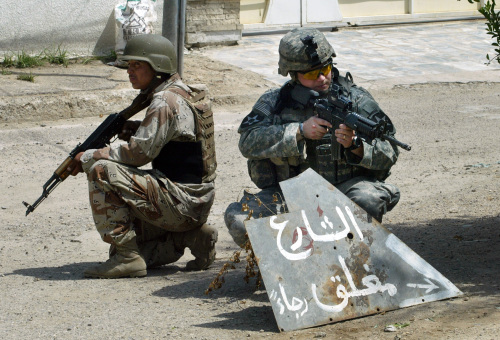 جندي أميركي وآخر عراقي خلال دوريّة في منطقة المنصور في بغداد أمس (وسام سامي - أ ف ب)