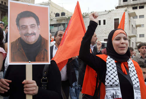 فلسطينيّة من الـ 48 خلال احتجاج داعم لبشارة في الناصرة أوّل من أمس (جاك غويز - أ ف ب)
