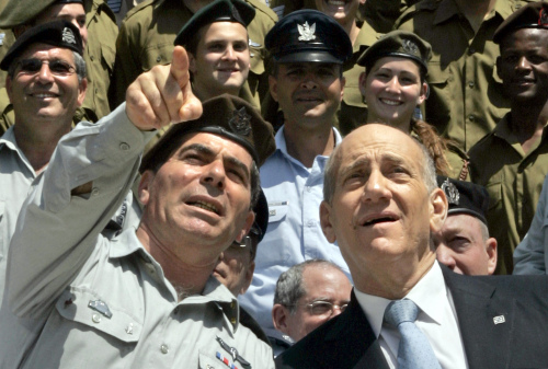 أشكينازي وأولمرت في مقرّ الرئاسة الإسرائيلية في نيسان الماضي (سيباستيان شاينر - أ ب)