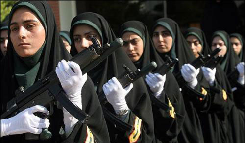 ضابطات شرطة إيرانيات خلال حفل تخريجهنّ في طهران أمس (مهر)