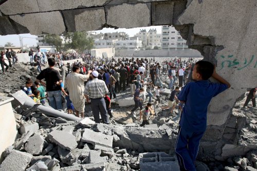 فلسطينيون في معسكر لحماس استهدف في الغارات الاسرائيلية في غزة أمس (محمد صابر - إي بي أي)