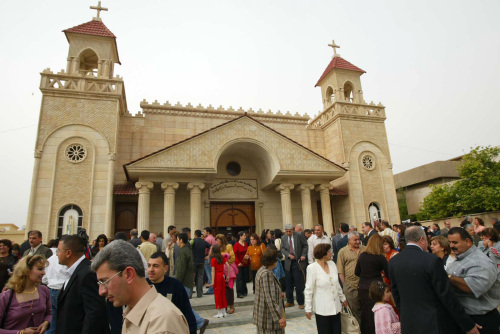 عراقيون أمام كنيسة في كركوك خلال عيد الفصح (مروان ابراهيم - أ ف ب)
