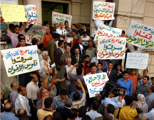 مناصرون لـ «الأخوان» و«كفاية» خلال احتجاج في القاهرة أول من أمس (محمد الساحتي - أ ب)