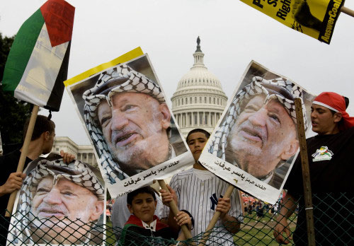 صور الزعيم الراحل ياسر عرفات في تظاهرة احياء الذكرى الـ 40 للنكسة في واشنطن أمس (ماني غارسيا - أ ف ب)