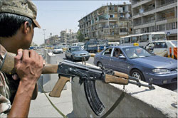 جندي عراقي على حاجز تفتيش في بغداد أمس (محمد جليل - إي بي آي)