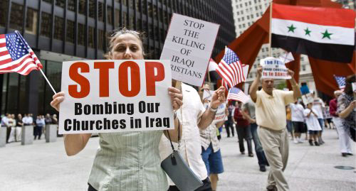 أميركيون من أصل عراقي يتظاهرون في شيكاغو أمس ضد تفجير الكنائس في العراق (تانن موري - إي بي آي)