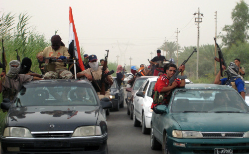 مسلحون سنة في طريقهم لمساعدة القوات العراقية في محاربة “القاعدة” في أبو غريب في 27 حزيران (إبراهيم محمد - أ ف ب) 