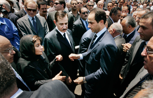 جمال مبارك يواسي أرملة أشرف مروان في القاهرة أمس (بن كيرتيس - أ ب)