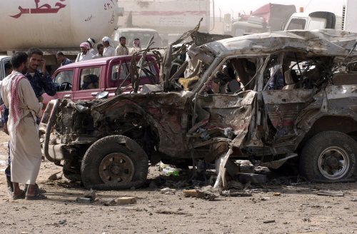 آثار الهجوم الانتحاري في مأرب في اليمن أمس (يحيى أرهب - إي بي آي)
