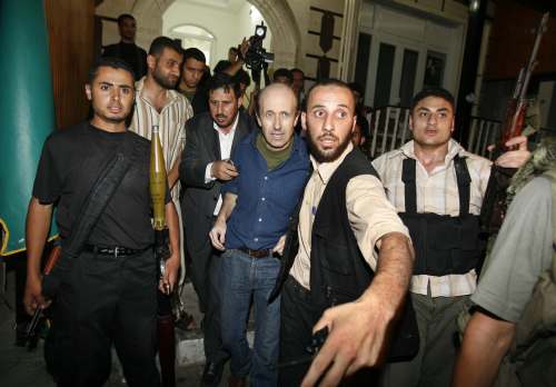 جونستون عقب إطلاق سراحه في غزة أمس (سوهيب سالم - رويترز)