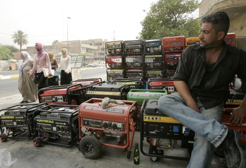 مولدات كهربائية معروضة للبيع في وسط بغداد أمس (محمد أمين - رويترز)