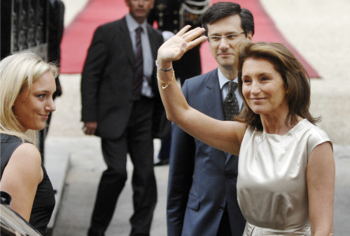 سيسيليا ساركوزي تحيّي الصحافيين يوم تقليد زوجها رئاسة الجمهورية في أيار الماضي (إريك فيفيربرغ - أ ف ب)