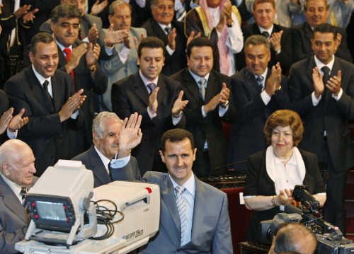 الأسد خلال تأديته اليمين الدستورية في البرلمان في دمشق أمس (خالد الحريري - رويترز)