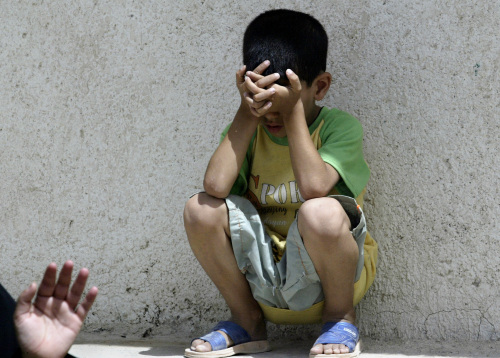 طفل عراقي يبكي أقاربه الذين لاقوا حتفهم بانفجار سيارة في النجف أمس (علاء المرجاني - أ ب)