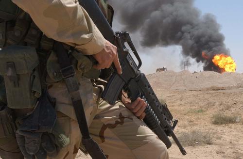 جندي أميركي عند موقع احتراق بئر نفط في حقل الرميلة في جنوب العراق أثناء الغزو عام 2003 (أرشيف)