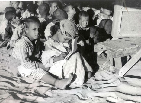 أطفال فلسطينيون في أحد مخيمات اللجوء عام 1948