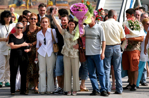 الممرّضات البلغاريات والطبيب الفلسطيني مع أقاربهم لدى وصولهم إلى مطار صوفيا أمس (أ ب)