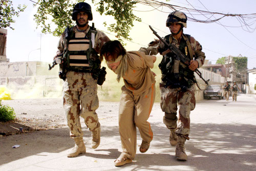 جنديان عراقيان يعتقلان رجلاً في بعقوبة أمس (أ ب)