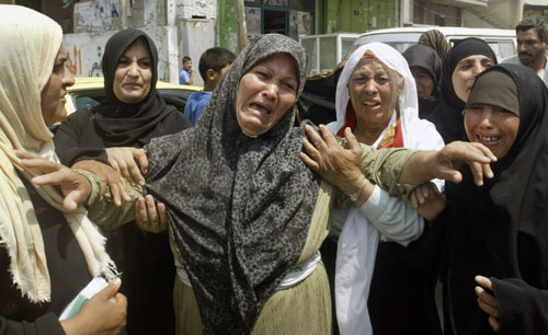 نساء ينتحبن بعد مقتل فلسطينيين في غزة أمس (اسماعيل زيداه - رويترز)