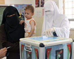 أردنية في أحد مراكز الاقتراع الأسبوع الماضي (ماجد جبر - رويترز)