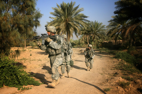 جنود أميركيّون أثناء عمليّة عسكريّة في بعقوبة الأسبوع الماضي (أوليفييه ماتي -أ ف ب)