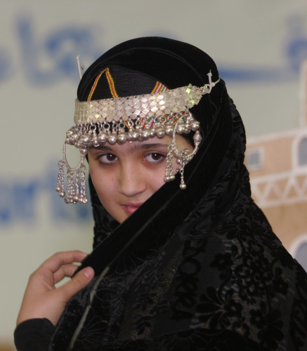 فتاة ترتدي الزي اليمني التقليدي في صنعاء (أرشيف - رويترز)