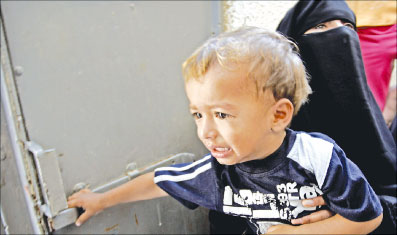 طفل فلسطيني يبكي خلال تشييع أحد أقاربه في غزة أمس (حاتم موسى - أ ب)