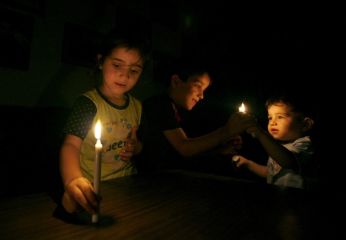 أطفال فلسطينيون في غزة أمس (سهيب سالم - رويترز)