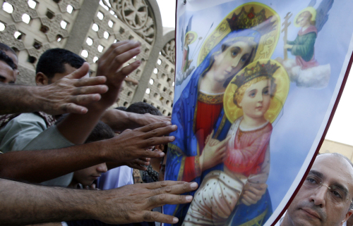 أقباط مصريون يحتفلون بعيد انتقال السيدة العذراء في القاهرة أول من أمس (خالد دسوقي - أ ف ب)