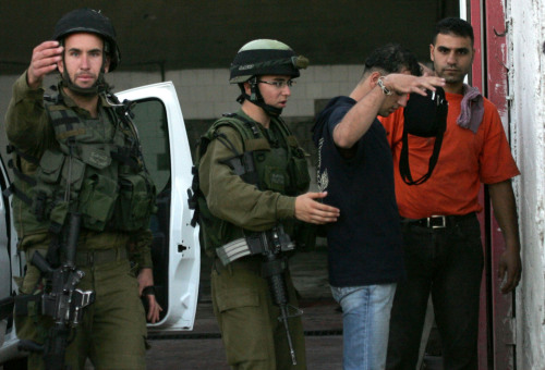 جنديان إسرائيليان خلال عملية مداهمة في الخليل (أرشيف - رويترز)